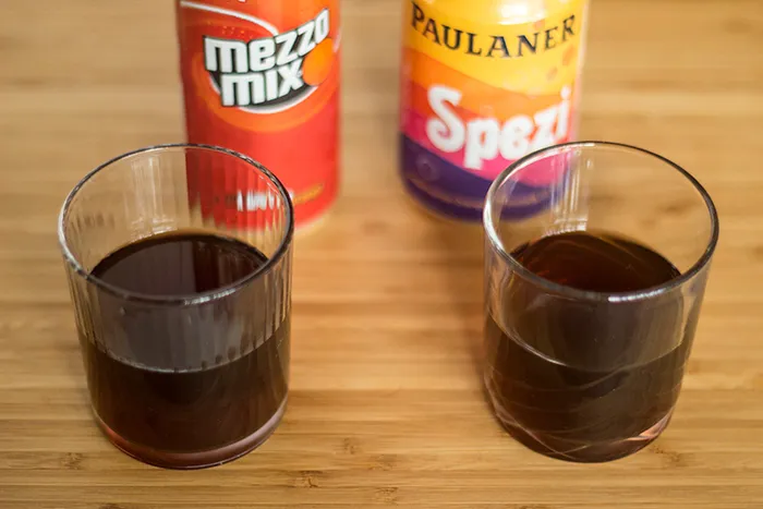 Farbvergleich von Cola Orange Getränken in Gläsern: Mezzo Mix und Paulaner Spezi