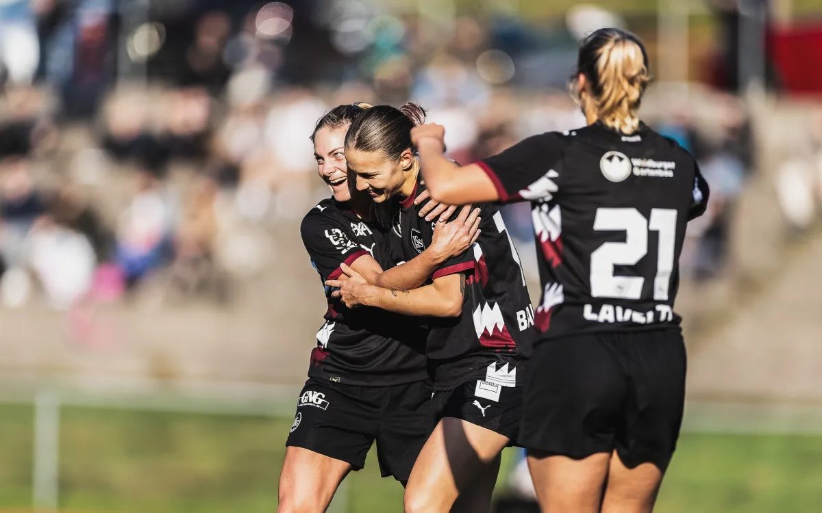 FCSG-Frauenmannschaft beim Jubeln nach einem wichtigen Ligasieg, Teamgeist im Fokus