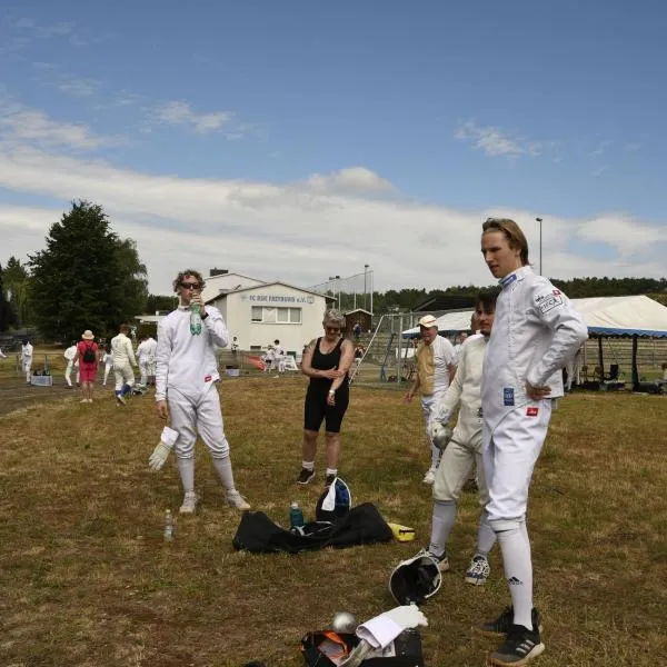 Fechter in voller Montur, bereit für den Kampf im Jahnsportpark