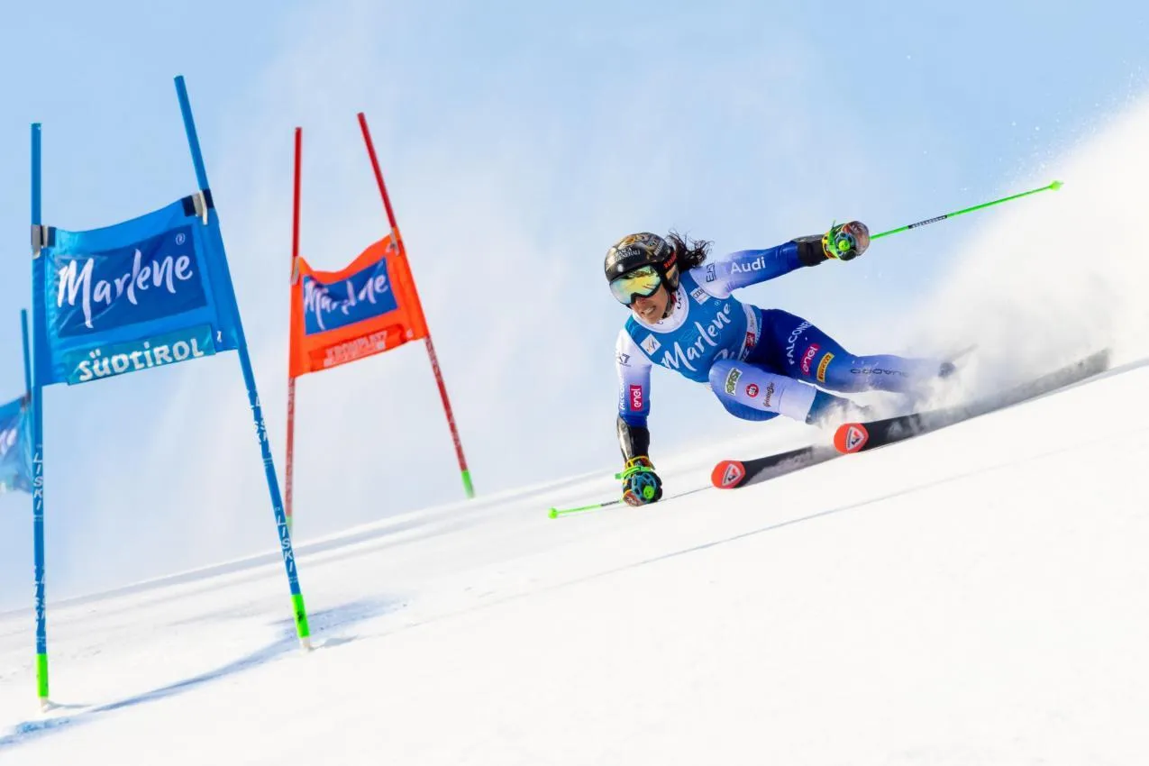 Federica Brignone während des Riesenslaloms am Kronplatz, kurz bevor sie ausschied. Ihr konzentrierter Blick spiegelt die Intensität des Wettkampfes wider.