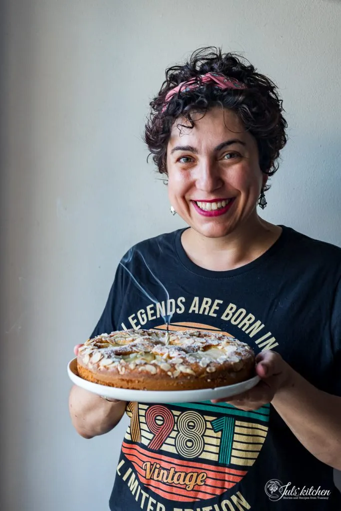 Feierlicher Birnen-Mandel-Kuchen serviert, ein Genuss für den 40. Geburtstag.