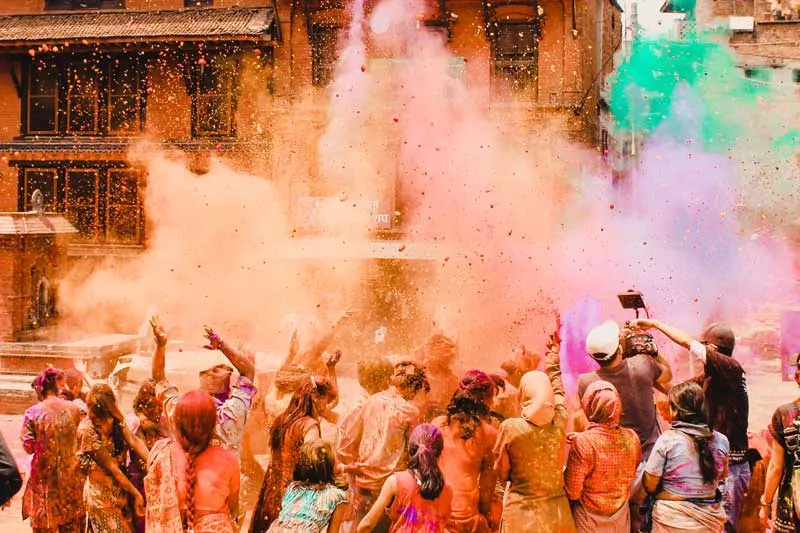 Feiernde Menschen beim bunten Holi Festival in Indien, eine einzigartige Erfahrung im März