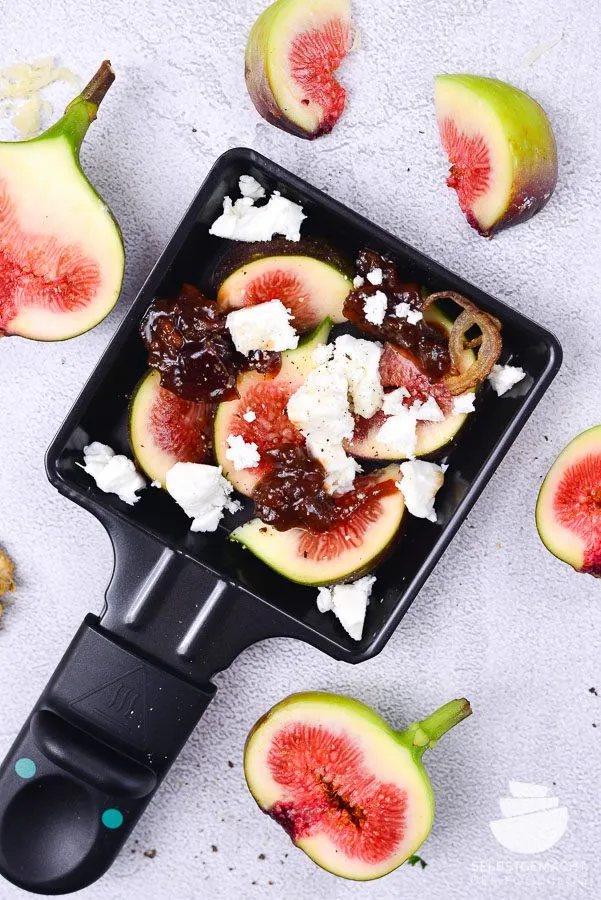 Feigen und Feta im Raclette Pfännchen, verfeinert mit Zwiebel-Chutney, eine kreative und vegetarische Raclette Idee für besondere Anlässe.