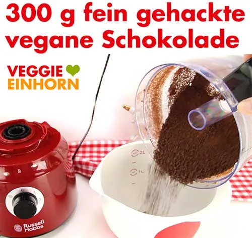 Fein gehackte vegane Schokolade für die Schoko-Sahnecreme in einer Schüssel