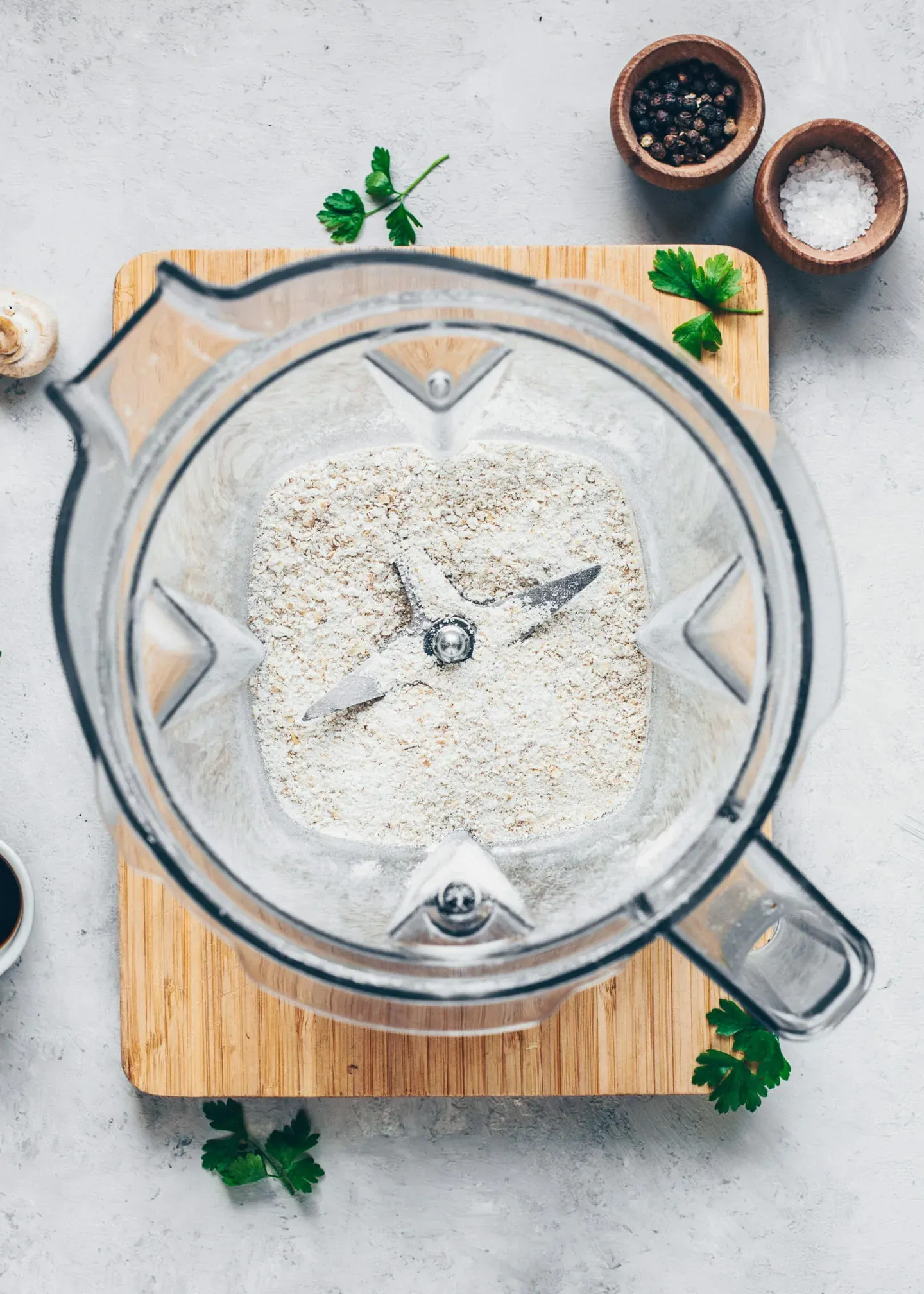 fein gemahlene Haferflocken als Bindemittel für vegetarische Hackbällchen