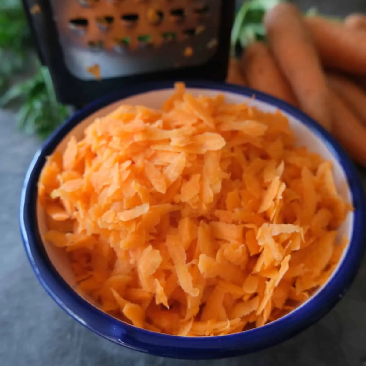 Fein geriebene Karotten, eine Hauptzutat für den saftigen Rüblikuchen