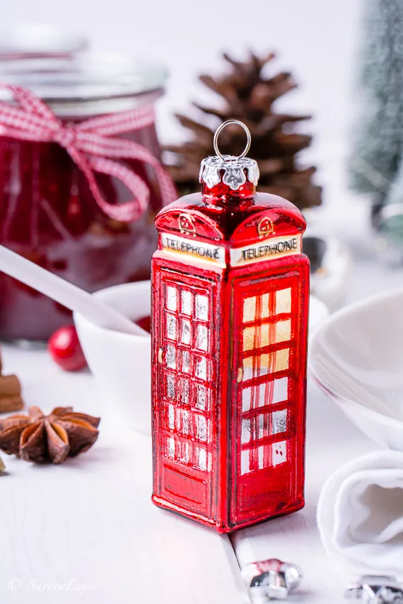 Fein geschnittene Scones werden mit üppiger Weihnachtsmarmelade und Clotted Cream bestrichen, ein Genuss zur Adventszeit.