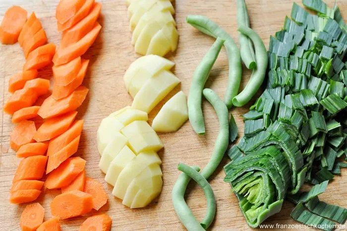 Fein geschnittenes Gemüse für die Bouillabaisse-Basis – Möhren, Porree, Fenchel und Schalotten.