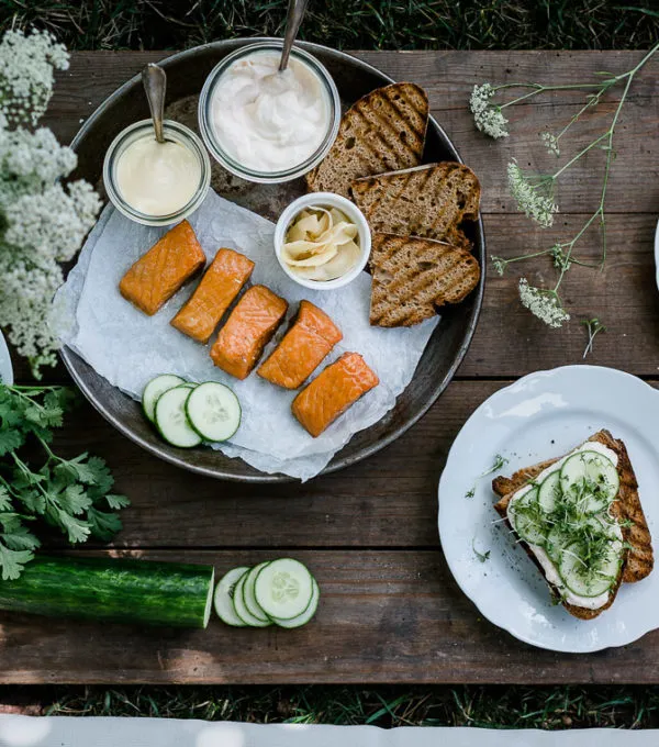 Feine Lachscreme-Sandwiches und Pulled Lachs Sandwiches, ideal als delikates Fingerfood für jede Party