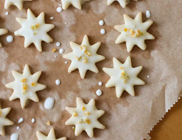 Feine Mürbteigplätzchen, eine klassische deutsche Backware, die sich hervorragend als kleine Aufmerksamkeit zum Geburtstag eignet.