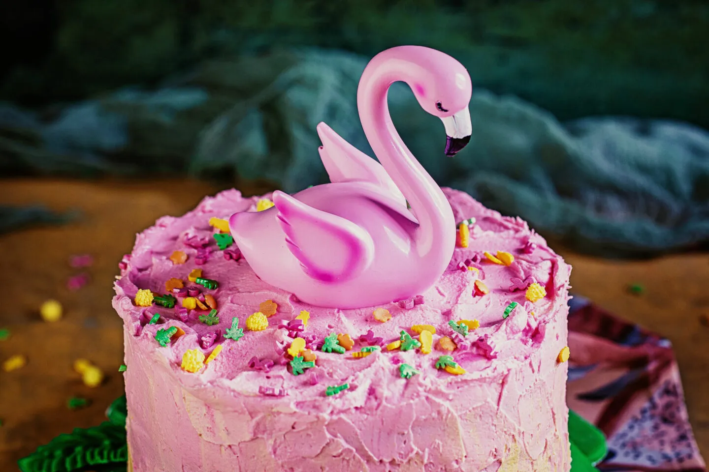 Feiner Anschnitt des Geburtstagskuchens Flamingo, der die unterschiedlichen rosafarbenen Böden zeigt.