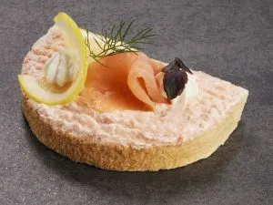 Feiner Räucherlachs-Aufstrich auf einem Brötchen mit Garnitur