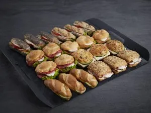 Feines Jourgebäck mit Räucherlachs, Salami und gegrilltem Hühnerbrustfilet