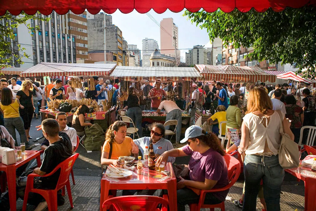 Feira da Liberdade: Wochenendstraßenmarkt im japanischen Viertel