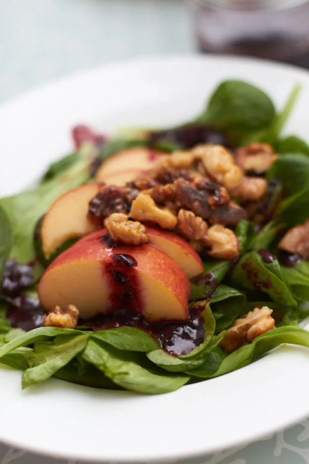 Feldsalat mit karamellisierten Walnüssen, Apfel und Blaubeerdressing als besondere Vorspeise