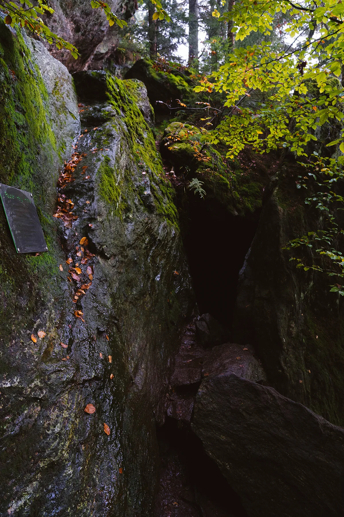 Felseingang zur historischen Räuber Heigl Höhle am Kaitersberg