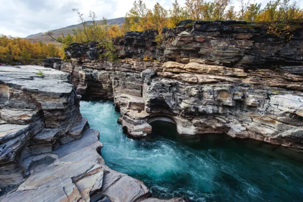 Felsen mit Schlucht im Abisko Nationalpark Schweden