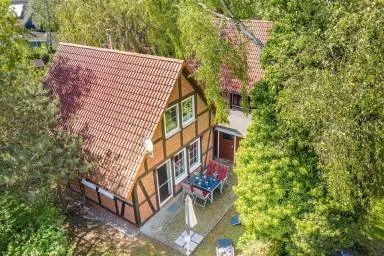 Ferienhaus in Juliusruh auf Rügen mit eingezäuntem Grundstück nahe zum Meer für 4 Gäste mit Hund