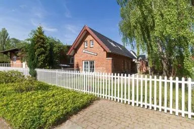 Ferienhaus mit eingezäuntem Garten und Pool, perfekt für einen warmen Urlaub mit Hund.