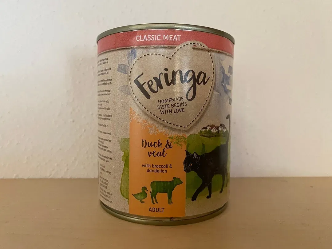 Feringa-Katzenfutter-Test-Ente-und-Kalb-mit-Brokkoli-und-Loewenzahn