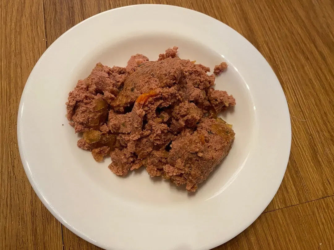 Feringa-Katzenfutter-Test-Konsistenz-Gefluegel-mit-Moehrchen-und-Loewenzahn