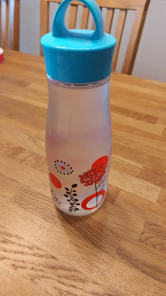 Fertig abgefüllter Waldmeistersirup