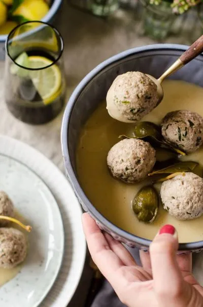 Fertig angerichtete Königsberger Klopse mit Kartoffeln und Petersilie