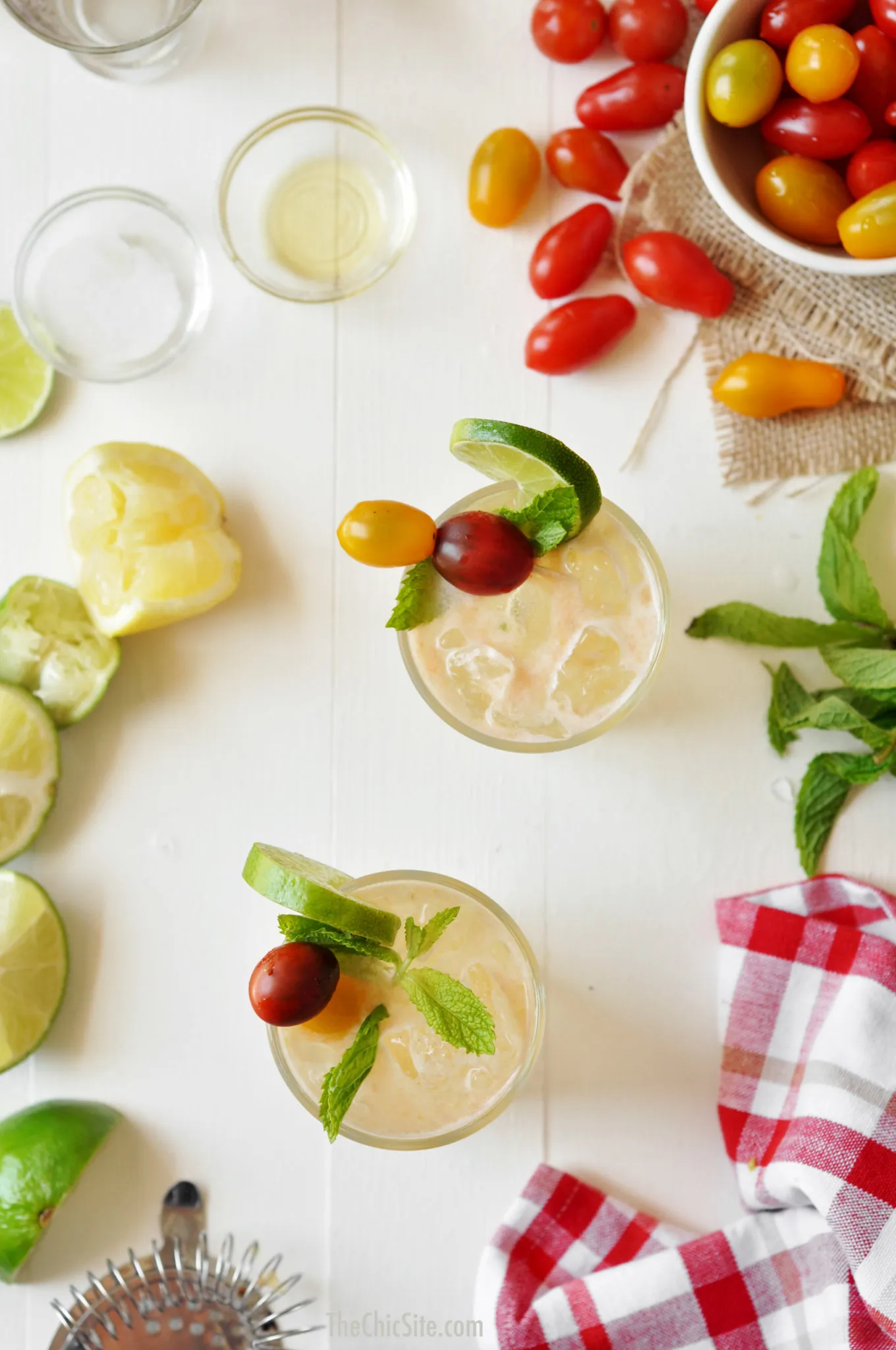 Fertig angerichtete Tomaten Mojitos mit Garnitur