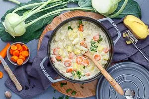 Fertig angerichtetes Kohlrabigemüse, perfekt als gesundes Hauptgericht oder Beilage