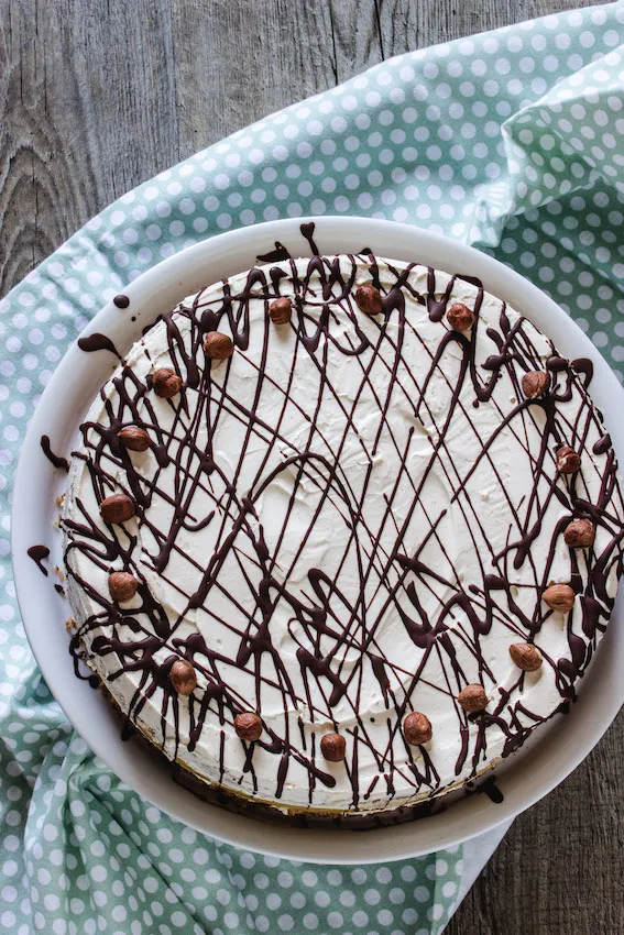 Fertig dekorierte Apfel-Nuss-Sahne-Torte mit Schokoladenstreifen