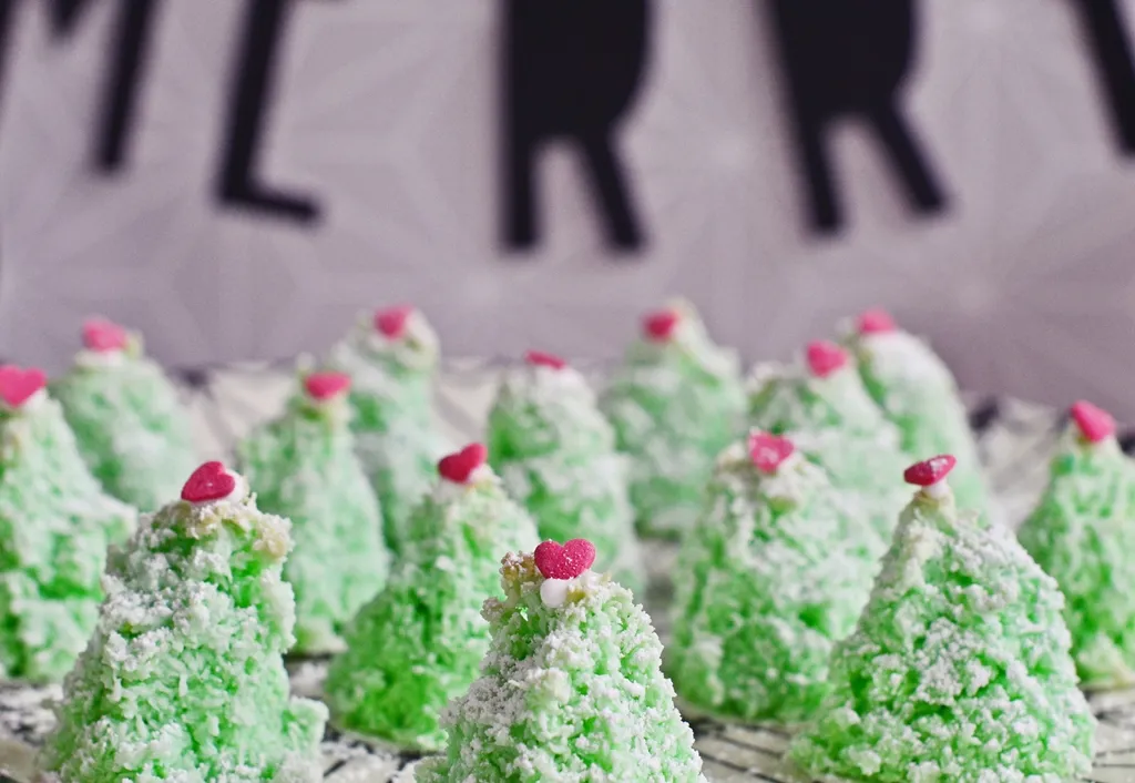 Fertig dekorierte Tannenbaum-Kokosmakronen