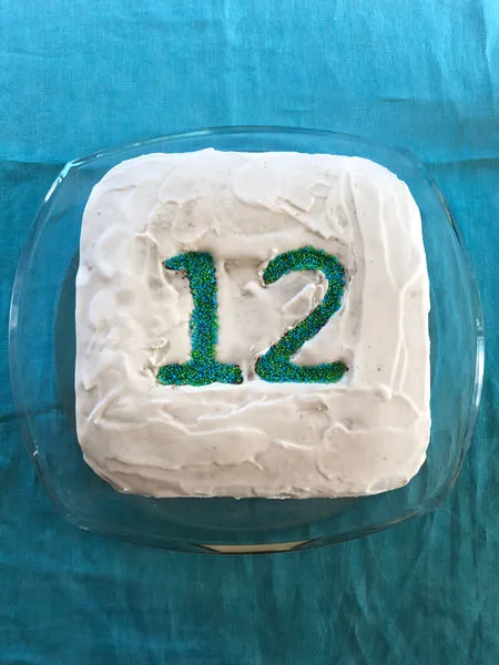 Fertig dekorierte Zahlen: Die mit glänzendem Zuckerguss überzogenen und mit bunten Zuckerperlen gefüllten Zahlen auf dem Geburtstagskuchen.