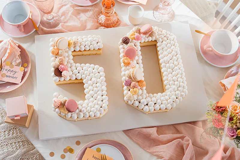 Fertig dekorierter 50er Zahlenkuchen mit Macarons und Pralinen