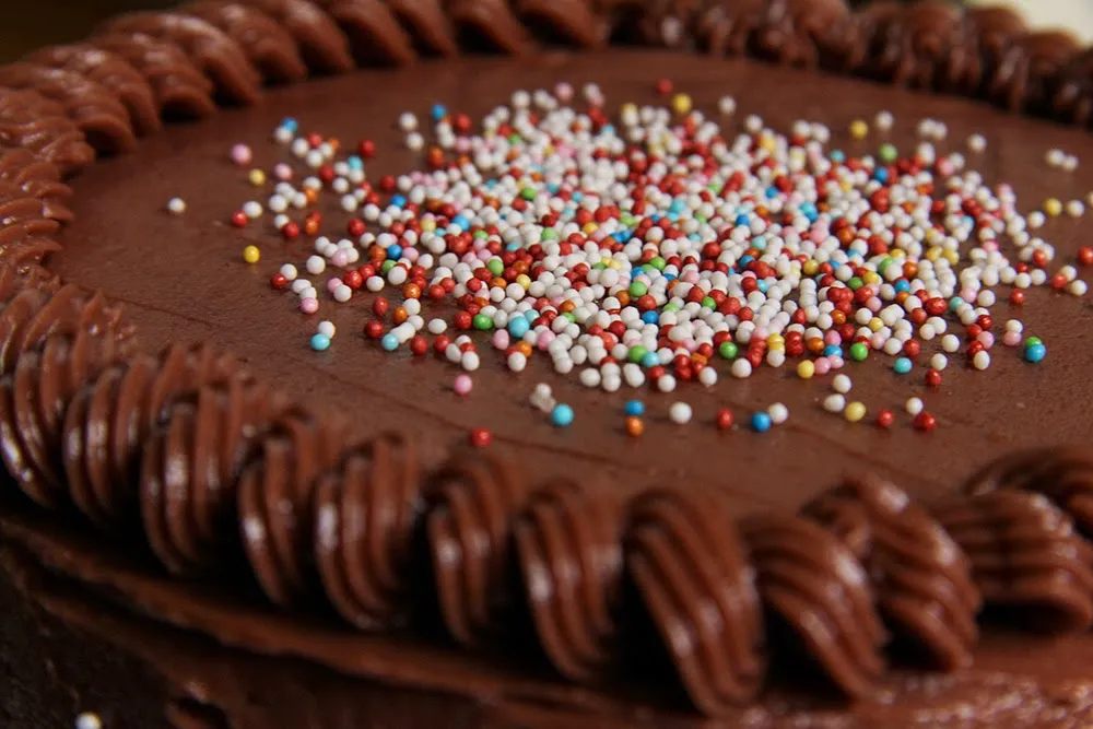 Fertig dekorierter Bananen-Nutella-Kuchen, von oben betrachtet