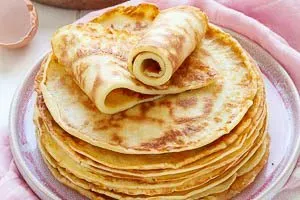 Fertig gebackene, fluffige Pfannkuchen, die sowohl warm als auch kalt mit verschiedenen Beilagen serviert werden können.