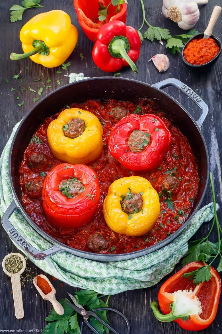 Fertig gebackene gefüllte Paprikaschoten mit goldbrauner Hackfleischkruste