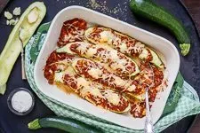 Fertig gebackene, gefüllte Zucchini mit geschmolzenem Käse, bereit zum Genießen