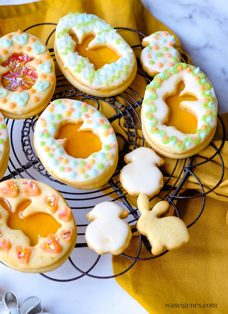 Fertig gebackene Osterkekse auf einem Kuchenrost