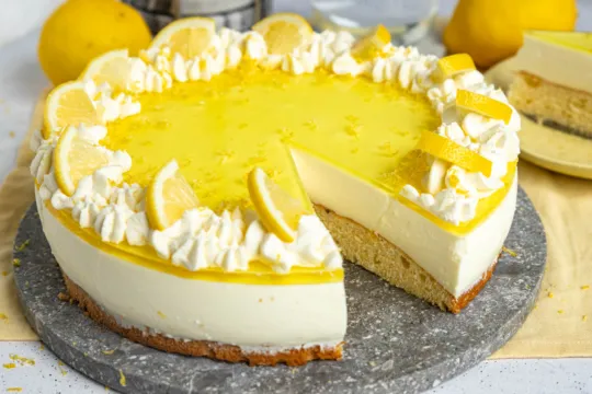 Fertig gebackene und gekühlte Zitronen-Joghurt-Sahne-Torte von oben