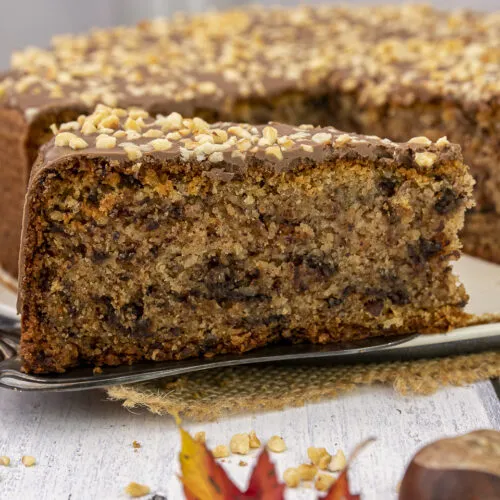 Fertig gebackener Nusskuchen mit Schokoladenglasur, ein Klassiker unter Omas beste Kuchen Rezepte, perfekt zum Servieren.