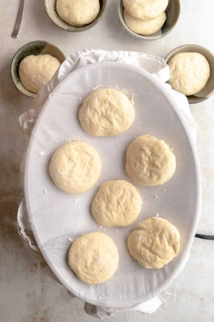 Fertig gedämpfte, fluffige Hefeklöße werden vorsichtig aus dem Topf genommen.