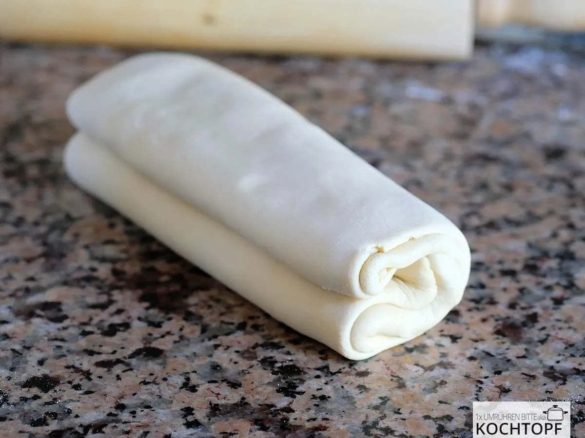 Fertig gefalteter Blätterteig nach einer doppelten Tour, bereit für die nächste Kühlphase und weitere Schichten.