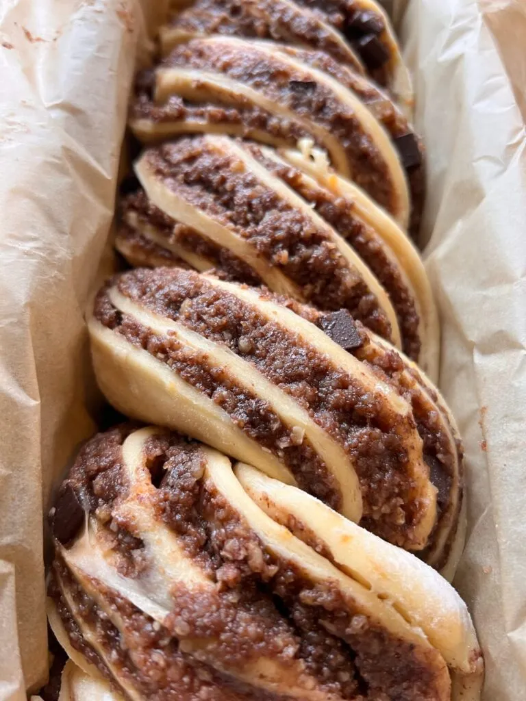 Fertig geflochtener Nusszopf in einer Kastenform