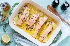 Fertig gegarter Zitronen-Lachs aus dem Ofen mit Baguette