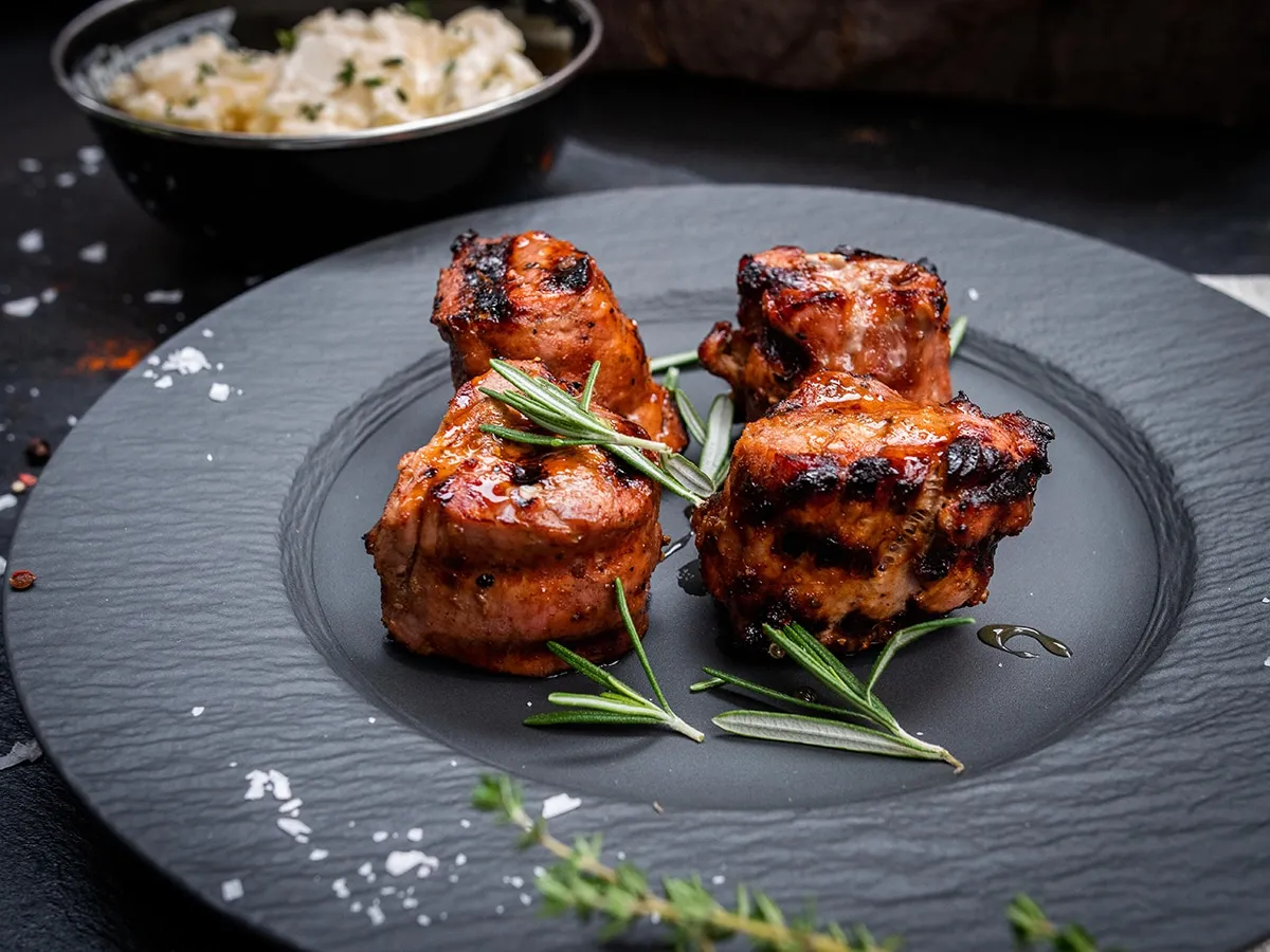 Fertig gegrillte Schweinemedaillons mit Honig-Paprika-Glasur und attraktiven Grillstreifen