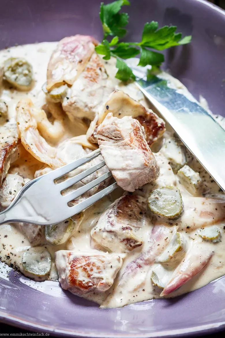 Fertig gekochtes Rahm-Rinderfilet Stroganoff in der Pfanne mit frischen Kräutern