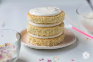 Fertig geschichtetes Geburtstagstörtchen bestreut mit bunten Zuckerstreuseln