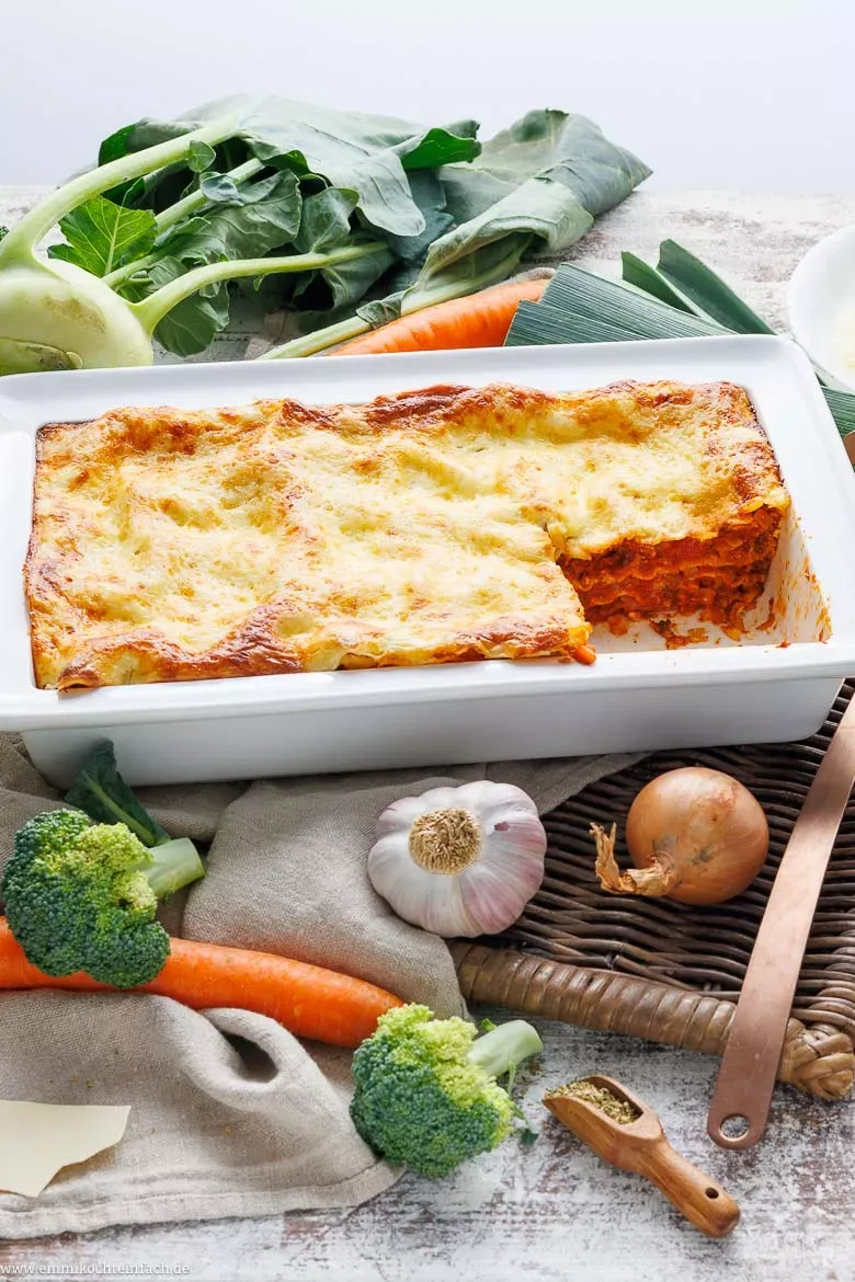 Fertig überbackene vegetarische Lasagne mit goldbrauner Käsekruste, direkt aus dem Ofen