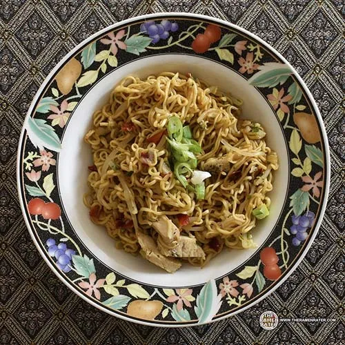 Fertig zubereitete Soba Nudeln mit Yakitori Chicken und frischen Beilagen