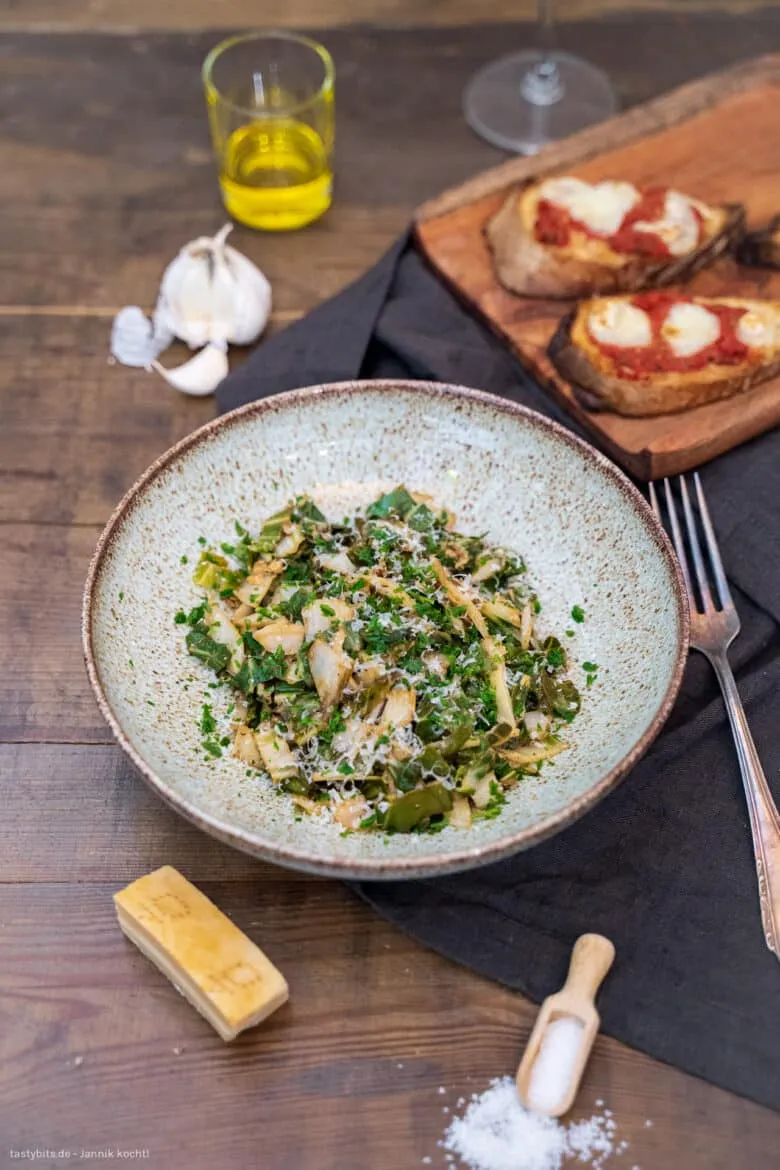 Fertig zubereitetes Mangold Gericht nach italienischer Art, bestreut mit Parmesan